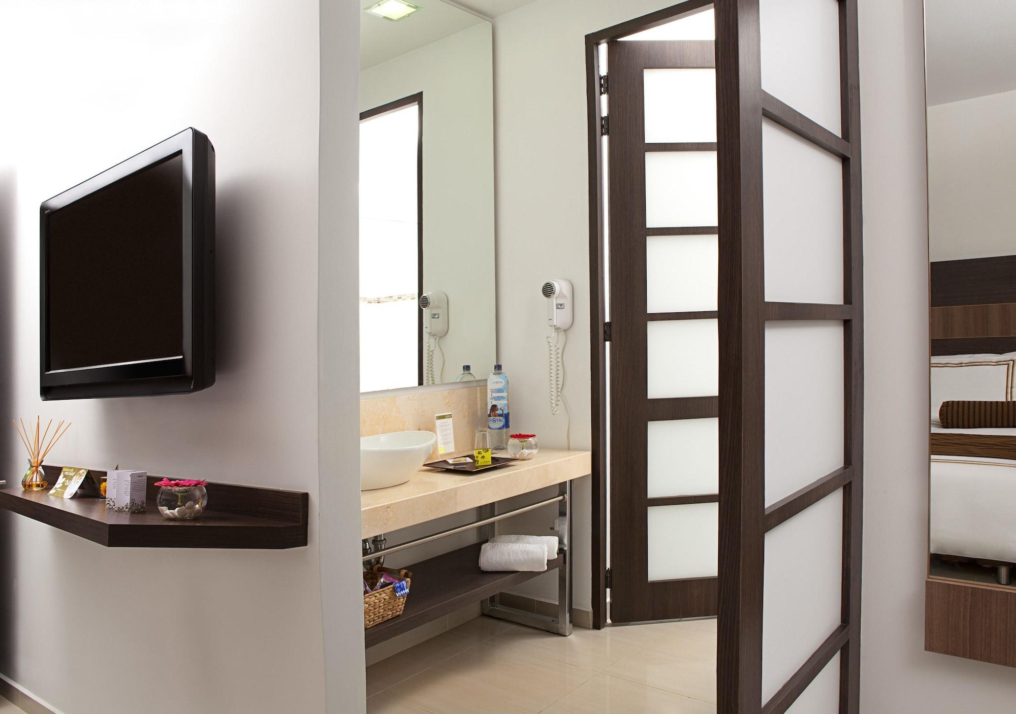 San Simon Hotel Pereira By Soratama Екстер'єр фото A bathroom with a flat screen television