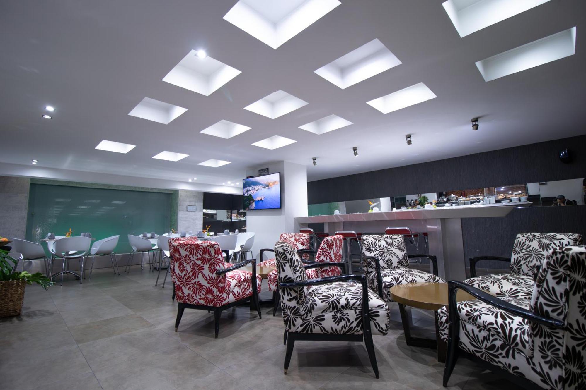 San Simon Hotel Pereira By Soratama Екстер'єр фото The lounge at the airport.